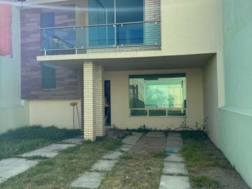 Hermosa casa en venta con excedente de terreno