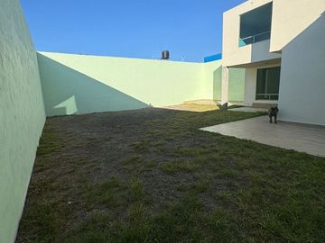 Hermosa casa en venta con excedente de terreno