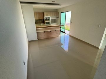 Hermosa casa en venta con excedente de terreno