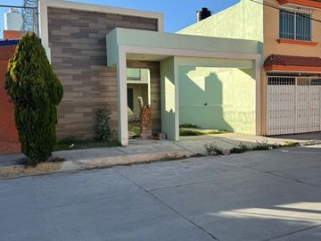 Hermosa casa en venta con excedente de terreno