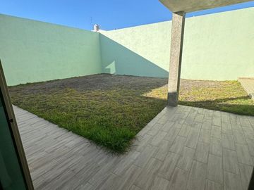 Hermosa casa en venta con excedente de terreno