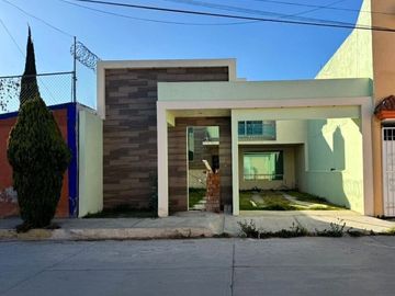 Hermosa casa en venta con excedente de terreno