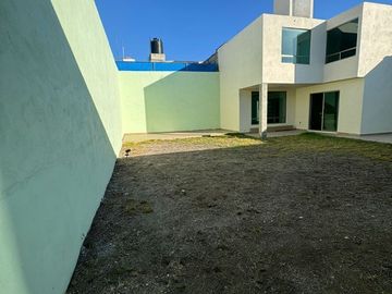 Hermosa casa en venta con excedente de terreno