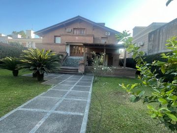CASA EN VENTA PJE BENITO LYNCH 4700