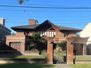CASA EN VENTA PJE BENITO LYNCH 4700