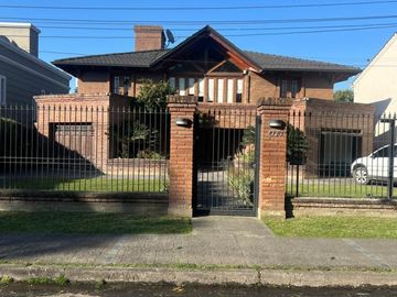 CASA EN VENTA PJE BENITO LYNCH 4700