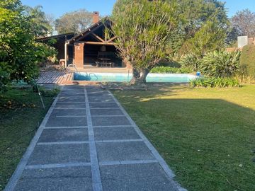 CASA EN VENTA PJE BENITO LYNCH 4700
