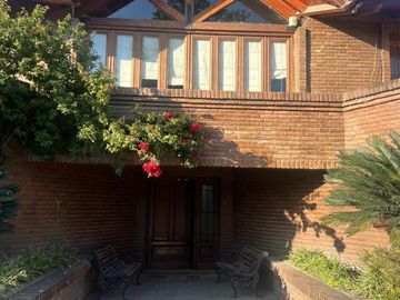 CASA EN VENTA PJE BENITO LYNCH 4700