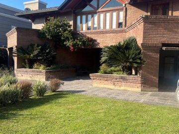 CASA EN VENTA PJE BENITO LYNCH 4700