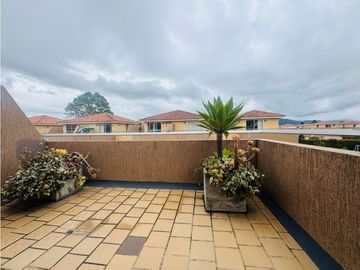 Vendo Bella casa  de tres niveles en chia en conjunto cerrado.