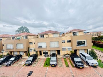 Vendo Bella casa  de tres niveles en chia en conjunto cerrado.