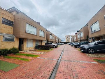 Vendo Bella casa  de tres niveles en chia en conjunto cerrado.