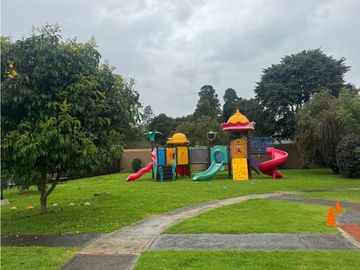 Vendo Bella casa  de tres niveles en chia en conjunto cerrado.