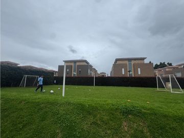 Vendo Bella casa  de tres niveles en chia en conjunto cerrado.