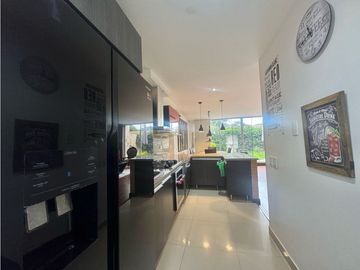 Vendo Bella casa  de tres niveles en chia en conjunto cerrado.