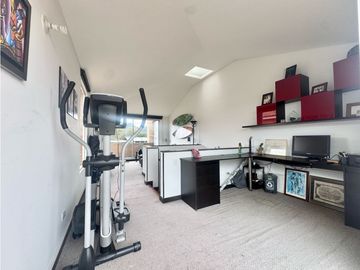 Vendo Bella casa  de tres niveles en chia en conjunto cerrado.