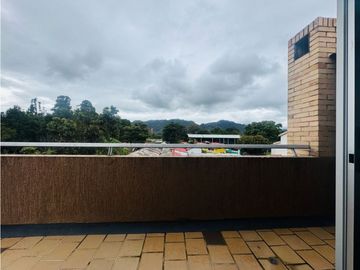 Vendo Bella casa  de tres niveles en chia en conjunto cerrado.