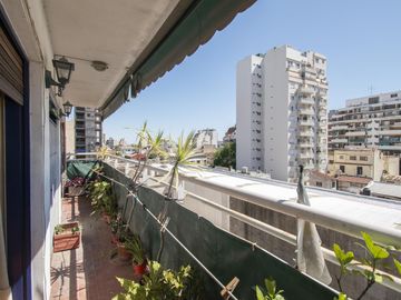 VENTA DEPARTAMENTO 4 AMBIENTES DEPENDENCIA - COCHERA CUBIERTA BAULERA - PERMUTA - APTO CREDITO BOEDO