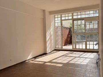 Venta departamento 4 ambientes en Caballito con patio y cochera