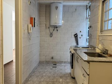 Venta departamento 4 ambientes en Caballito con patio y cochera