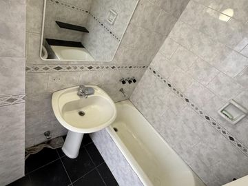 Venta departamento 4 ambientes en Caballito con patio y cochera
