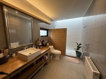 Casa En Venta De 5 Dorm. En Pucón Condominio Canto Del Lago