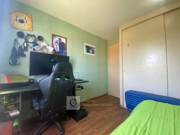 VENTA DEPTO VISTA DESPEJADA CON ESTACIONAMIENTO Y BODEGA