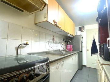 VENTA DEPTO VISTA DESPEJADA CON ESTACIONAMIENTO Y BODEGA