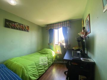 VENTA DEPTO VISTA DESPEJADA CON ESTACIONAMIENTO Y BODEGA
