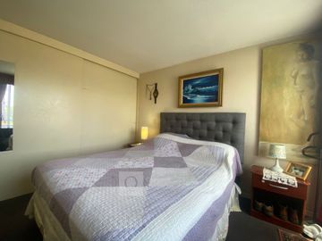 VENTA DEPTO VISTA DESPEJADA CON ESTACIONAMIENTO Y BODEGA