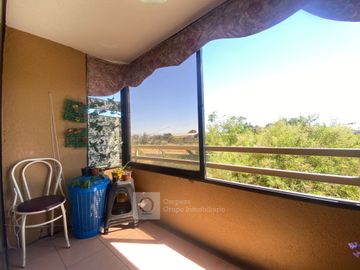 VENTA DEPTO VISTA DESPEJADA CON ESTACIONAMIENTO Y BODEGA