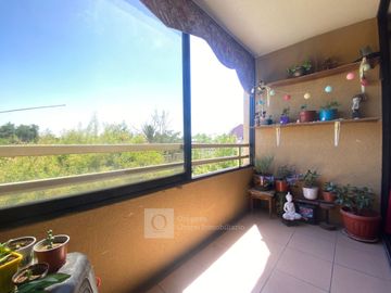 VENTA DEPTO VISTA DESPEJADA CON ESTACIONAMIENTO Y BODEGA