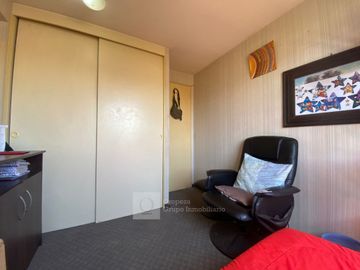 VENTA DEPTO VISTA DESPEJADA CON ESTACIONAMIENTO Y BODEGA