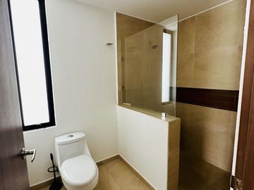 AMPLIA CASA CON ROOF GARDEN EN VENTA EN JURIQUILLA