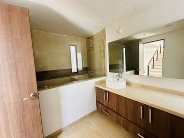 AMPLIA CASA CON ROOF GARDEN EN VENTA EN JURIQUILLA