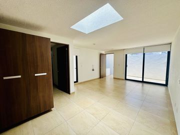 AMPLIA CASA CON ROOF GARDEN EN VENTA EN JURIQUILLA