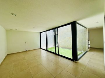 AMPLIA CASA CON ROOF GARDEN EN VENTA EN JURIQUILLA