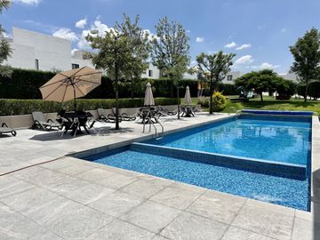 AMPLIA CASA CON ROOF GARDEN EN VENTA EN JURIQUILLA