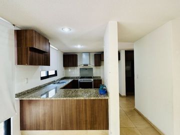 AMPLIA CASA CON ROOF GARDEN EN VENTA EN JURIQUILLA