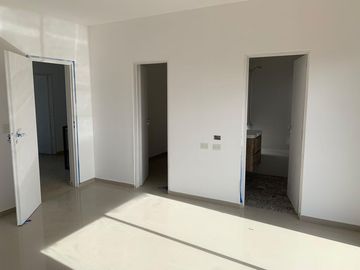 CASA EN VENTA, 5 AMBIENTES, SAN SEBASTIAN AREA 13