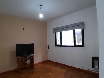 Casa en venta en La Lucila, de Libertador al Rio como a estrenar.