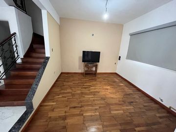 Casa en venta en La Lucila, de Libertador al Rio como a estrenar.