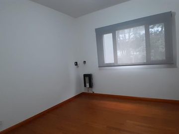 Casa en venta en La Lucila, de Libertador al Rio como a estrenar.