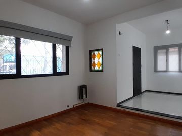 Casa en venta en La Lucila, de Libertador al Rio como a estrenar.