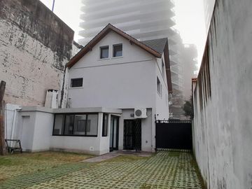 Casa en venta en La Lucila, de Libertador al Rio como a estrenar.