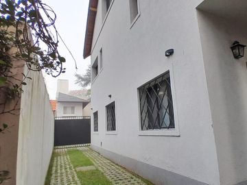 Casa en venta en La Lucila, de Libertador al Rio como a estrenar.