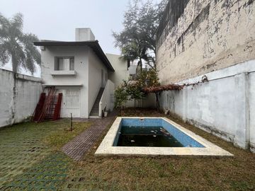 Casa en venta en La Lucila, de Libertador al Rio como a estrenar.