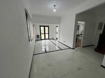 Casa en venta en La Lucila, de Libertador al Rio como a estrenar.