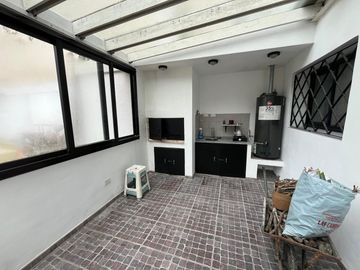 Casa en venta en La Lucila, de Libertador al Rio como a estrenar.