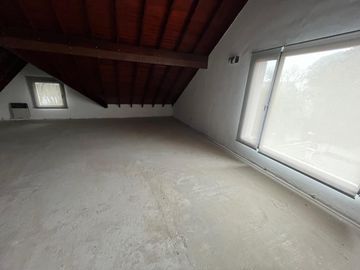 Casa en venta en La Lucila, de Libertador al Rio como a estrenar.
